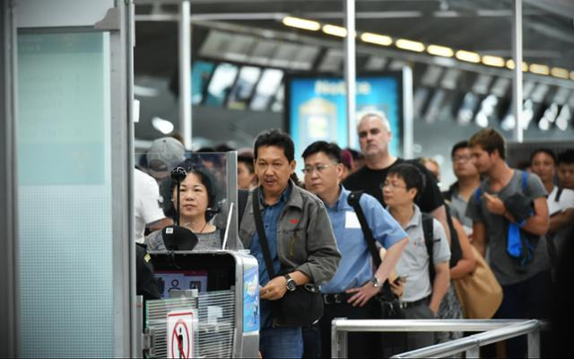 입국 심사장에 길게 줄 지어 서 있는 아시아 이주민들. 세종서적 제공