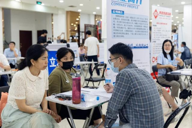 최근 중국 베이징에서 열린 취업 박람회에서 한 대학생이 함께 온 어머니와 함께 취업 상담을 받고 있다. 지난해 6월 중국 청년 실업률은 21.3%로 사상 최악을 기록했다. 신화망 화면 캡처