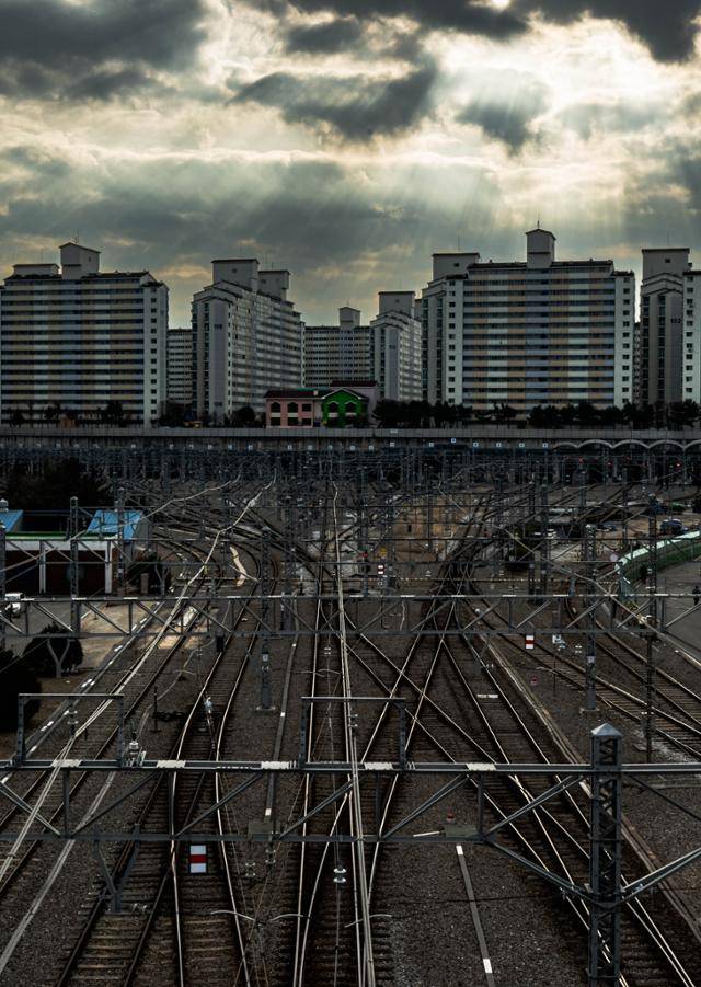 제22대 총선을 위해 여야 모두 철도 지하화를 공약으로 내건 가운데 서울 양천구 신정차량기지 위에 지어진 주택단지의 지난달 27일 모습.