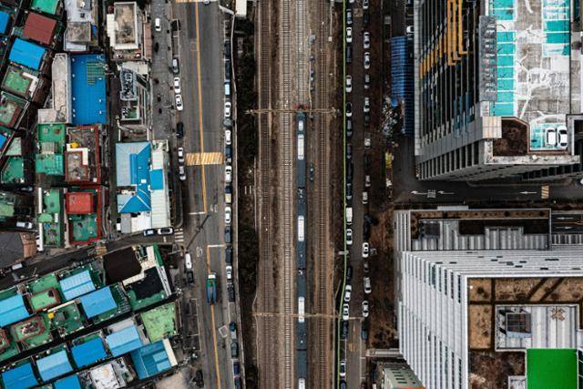 도시를 가로지르는 지상 철도가 경계선으로서 지역을 단절시킨다는 점은 사실이다. 여야의 핵심 지하화 대상 노선인 경부선이 지나는 서울 금천구 가산디지털단지역 일대가 지난달 28일 선로를 기준으로 다른 분위기를 보이고 있다. 철도 지하화의 필요성이 없는 게 아니라, 면밀한 검토와 구체적인 계획·예산안이 필요하다.