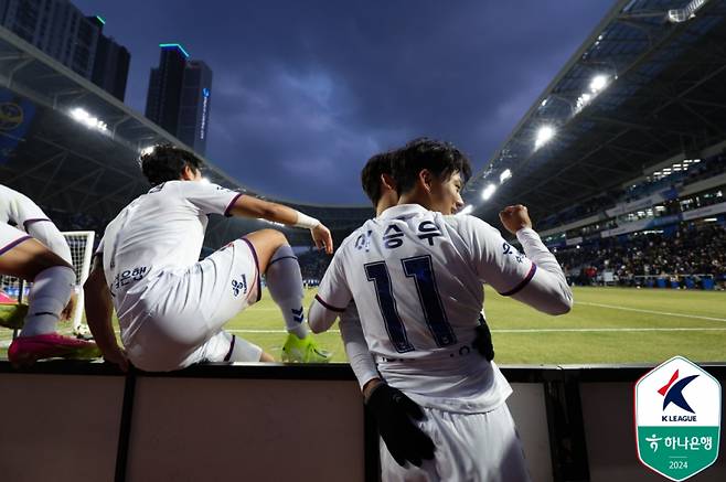 수원FC 이승우가 2일 인천축구전용경기장에서 열린 인천 유나이티드와의 K리그1 개막전에서 추가시간 극장골을 터뜨린 뒤 골 세리머니를 하고 있다. 사진=프로축구연맹