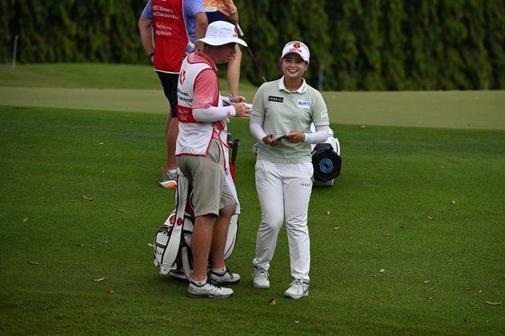 싱가포르에서 LPGA 투어 마수걸이 우승을 꿈꾸는 최혜진(오른쪽). 신화=연합뉴스