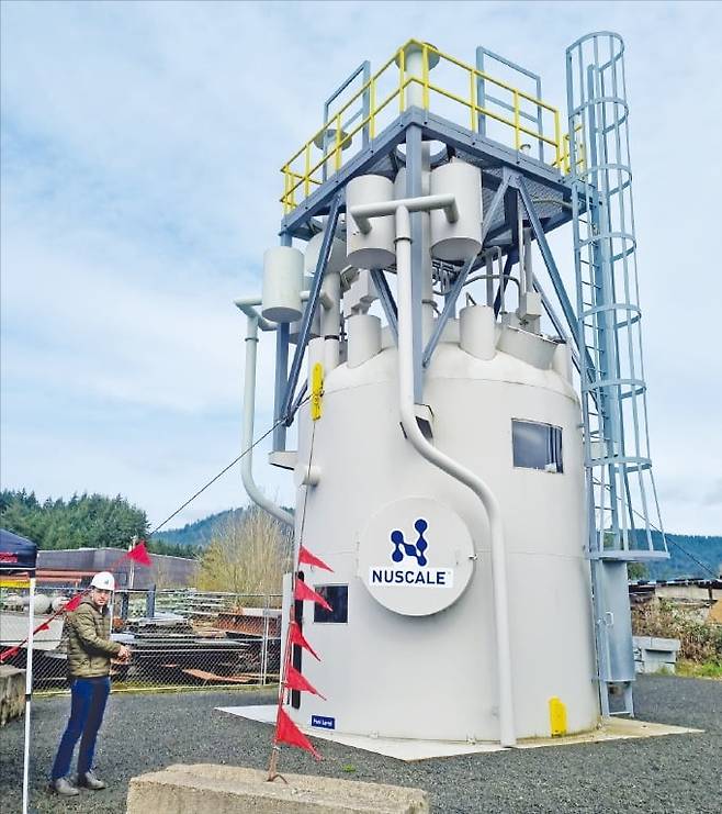 뉴스케일파워 직원이 소형모듈원전(SMR) 실증 테스트 시설을 살펴보고 있다.     /뉴스케일 제공