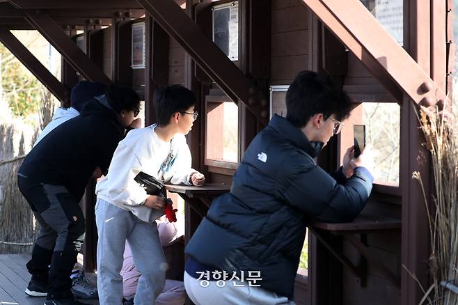 전남 순천만습지을 찾은 관광객들이 지난 28일 천연기념물 제228호 및 멸종위기 야생생물 2급으로 지정된 흑두루미를 관찰하고 있다.