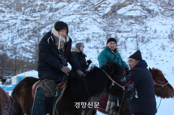 관광객이 몽골 테를지에서 승마체험을 즐기고 있다.