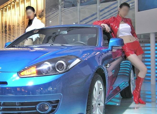 빨간색 부츠를 신은 자동차 모델 [사진출처=매경DB]