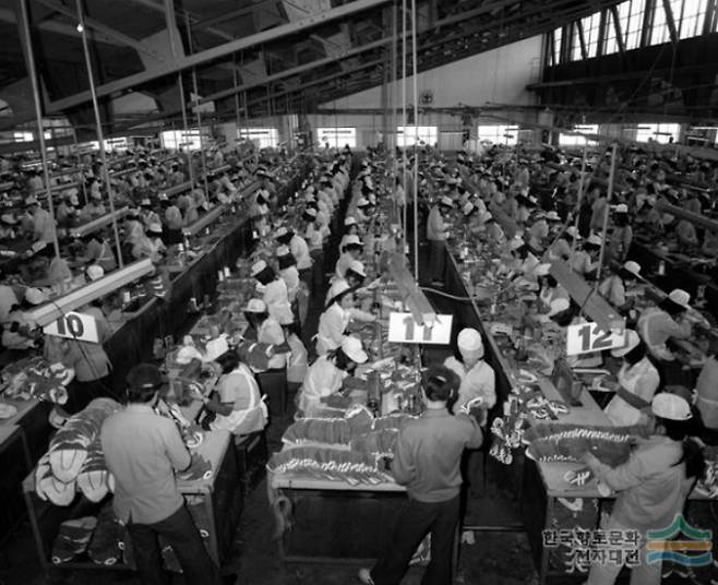 부산 국제고무공장 화재는 신입 여직원의 성냥 장난에서 시작됐다. 사진은 국제고무공장에서 일하던 직원들의 모습. /사진=부산역사문화대전