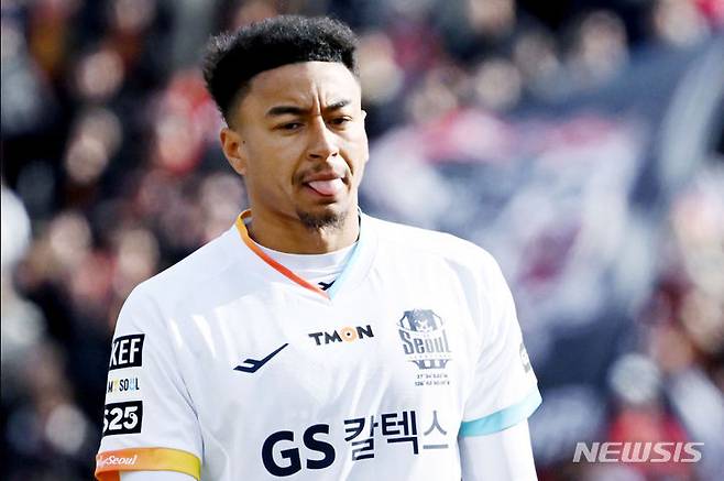 [광주=뉴시스] 이영주 기자 =  2일 오후 광주 서구 광주축구전용구장에서 열린 하나원큐 K리그1 2024 1라운드 광주FC와 FC서울의 경기, 팀이 1대 0으로 밀리는 상황에서 FC서울 린가드가 아쉬워하고 있다. 2024.03.02. leeyj2578@newsis.com