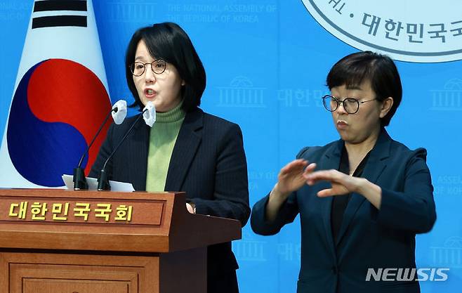 [서울=뉴시스] 고범준 기자 = 김현아 국민의힘 전 의원이 지난해 12월12일 오전 서울 여의도 국회 소통관에서 제22대 총선 출마선언 기자회견을 하고 있다. 2023.12.12. bjko@newsis.com