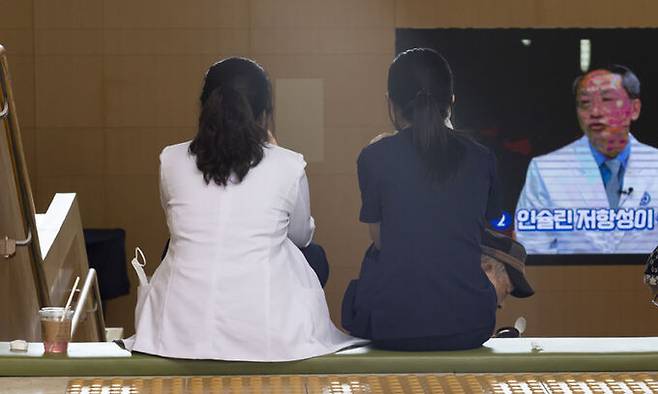 전공의 이탈 장기화에 지친 의료진이 계단에 앉아 휴식하고 있다. 연합뉴스