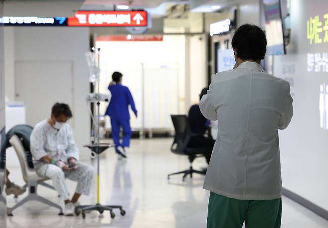 지난 1일 서울 시내 한 대학병원에서 의료진이 응급의료센터로 이동하고 있다. 연합뉴스
