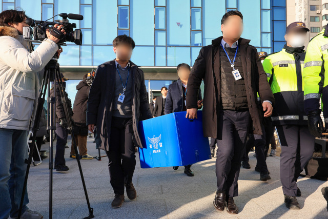 경찰이 대한의사협회 관계자들에 대해 강제 수사에 착수한 지난 1일 서울 용산구 의협 회관에서 수사관들이 압수품을 옮기고 있다. 연합뉴스