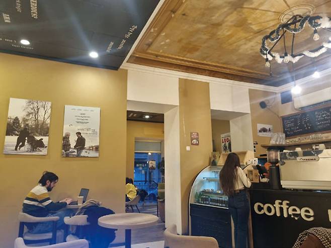 수도 바쿠 번화가의 커피숍에서 대화를 즐기는 청년들 ⓒ임명묵 제공