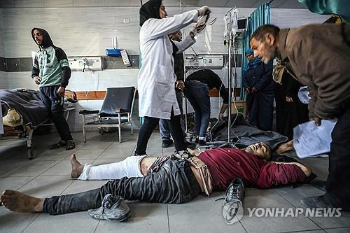 구호품 트럭에 몰린 민간인 대규모 사상 (가자지구 AFP=연합뉴스) 29일(현지시간) 가자지구 북부 카말 에드완 병원에 실려온 환자를 의료진이 치료하고 있다. 2024.2.29