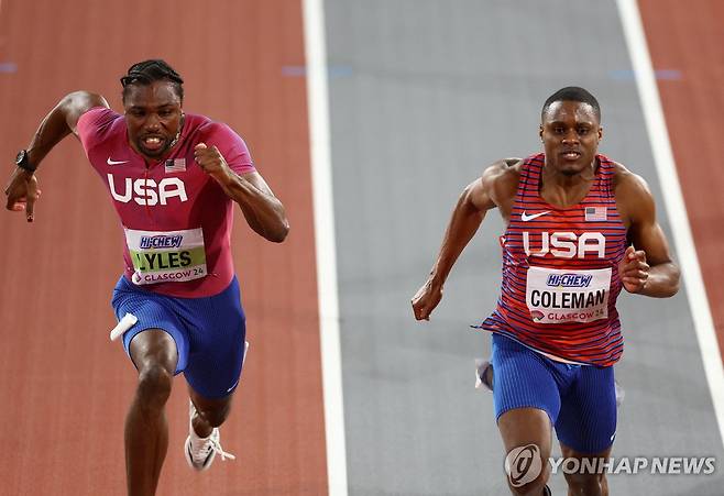 콜먼, 라일스 꺾고 세계실내육상선수권 남자 60ｍ 우승 (글래스고 로이터=연합뉴스) 콜먼(오른쪽)이 2일(한국시간) 영국 스코틀랜드 글래스고에서 열린 2024 세계실내육상선수권 남자 60ｍ 결선에서 라일스와 경쟁하고 있다.