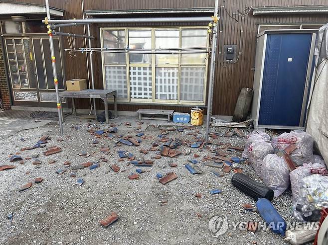 지난해 5월 지바현에서 발생한 규모 5.2 지진으로 떨어진 기와 [교도 연합뉴스 자료사진. 재판매 및 DB 금지]