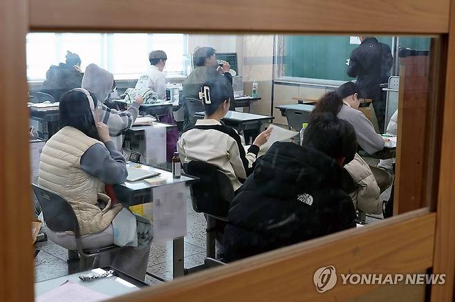 5급 공채 및 외교관 후보자 선발시험 (서울=연합뉴스) 국가공무원 5급 공채 및 외교관 후보자 선발 제1차 시험이 치러진 2일 서울 강남구의 한 시험장에서 수험생들이 시험 시작을 기다리고 있다.  2024.3.2 [인사혁신처 제공. 재판매 및 DB금지] photo@yna.co.kr