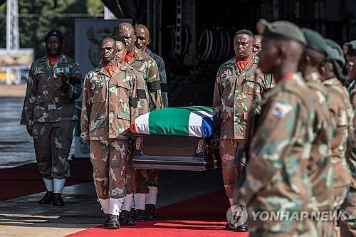 민주콩고서 숨진 장병 시신 운구하는 남아공군 [AFP 연합뉴스 자료사진. 재판매 및 DB 금지]