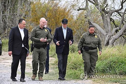 미국-멕시코 국경 방문한 조 바이든 대통령 [AFP=연합뉴스. 재판매 및 DB 금지]