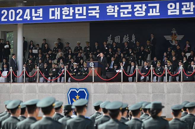 윤석열 대통령이 지난 달 28일 충북 괴산군 육군학생군사학교에서 열린 2024년 학군장교 임관식에서 경례를 받고 있다. (사진=연합뉴스)