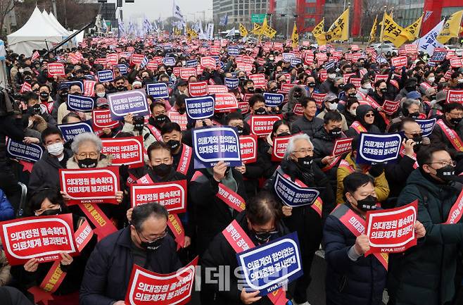 3일 서울 여의대로 인근에서 열린 ‘의대정원 증원 및 필수의료 패키지 저지를 위한 전국의사 총궐기대회’에서 참석자들이 의료 탄압 중단 등을 촉구하는 구호를 외치고 있다. (사진=방인권 기자)