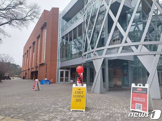 노스캐롤라이나주(州)는 2일(현지시간) 오후 3시 각당의 대선후보를 선출하는 프라이머리(예비선거) 사전투표를 마감했다. 사진은 노스캐롤라이나 롤리에 위치한 노스캐롤라이나 주립대에 있는 사전투표소의 모습.. 2024.3.2.