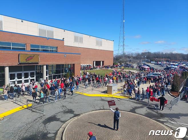 미국 공화당의 유력 대권주자인 도널드 트럼프 전 대통령이 2일(현지시간) 노스캐롤라이나 그린즈버러에서 유세를 개최한 가운데, 트럼프 전 대통령 지지자들이 행사장에 입장하기 위해 줄을 서고 있다. 2024.3.2.