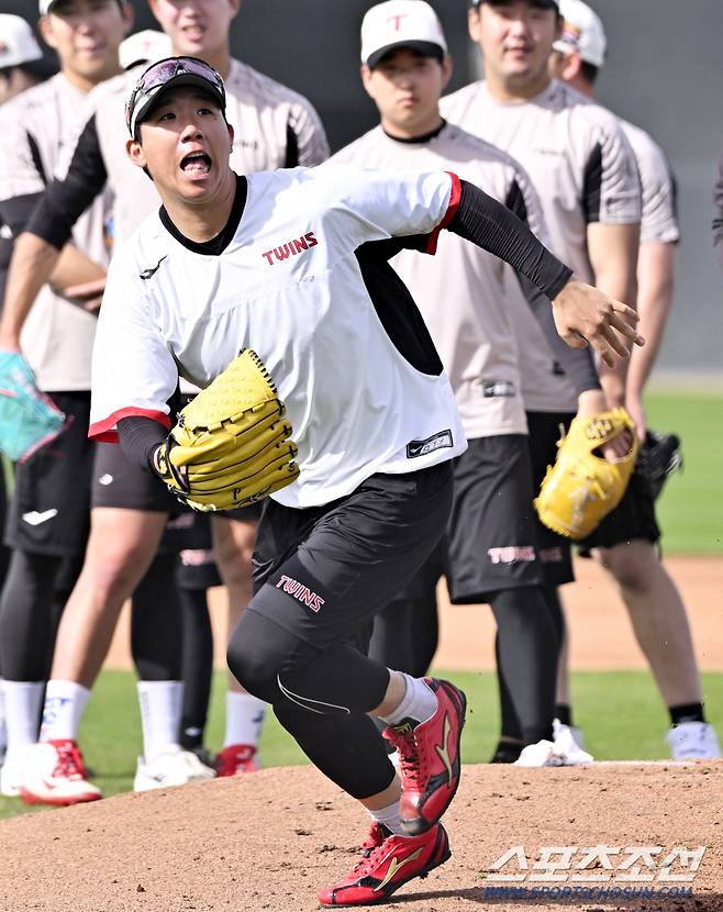 26일(한국시간) 미국 애리조나 주 스코츠데일에서 열린 LG 트윈스의 스프링캠프 현장, 김유영이 수비훈련을 하고 있다. 스코츠데일(미국 애리조나)=허상욱 기자wook@sportschosun.com/2024.02.26/