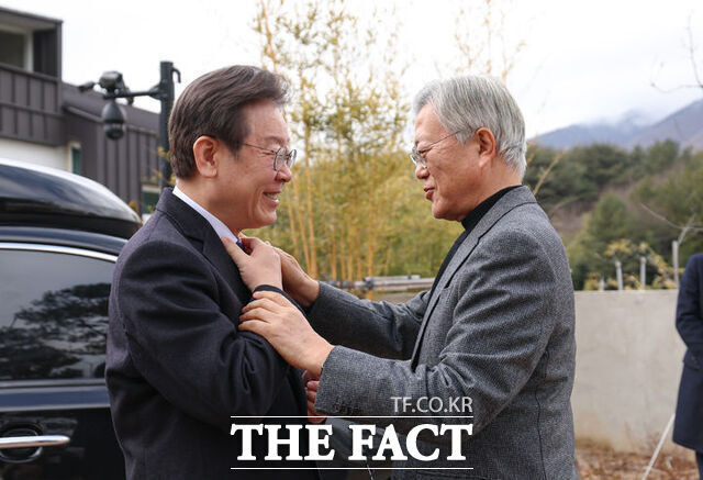 친문계 인사들의 집단 탈당 움직임으로 민주당이 총선 전 최대 악재를 맞이했다. 이재명 민주당 대표가 지난 2월 경남 양산시 평산마을을 예방, 문재인 전 대통령을 만났을 당시 모습. /뉴시스