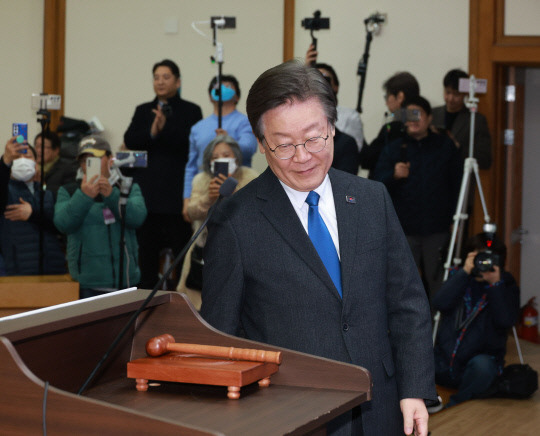 더불어민주당 이재명 대표가 3일 오후 국회 의원회관에서 열린 더불어민주연합 중앙당 창당대회에서 축사를 하기 위해 단상으로 향하고 있다. 연합뉴스