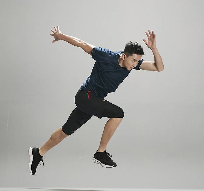 10종 경기 레전드 김건우가 하늘로 날아오르듯 달리는 모습. 한국신기록을 4차례나 세운 김건우는 ‘철인 중의 철인’으로 꼽힌다. 김건우 제공