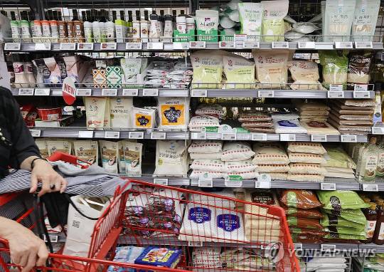 서울 시내 한 대형마트 매대. 연합뉴스