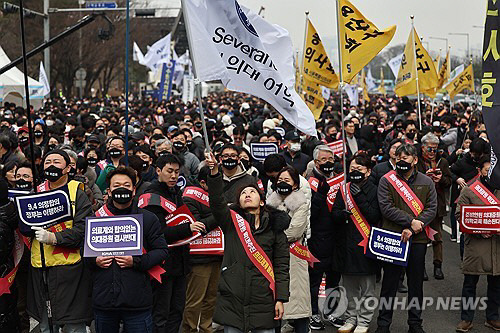 3일 오후 서울 여의도공원 옆 여의대로 인근에서 열린 '의대정원 증원 및 필수의료 패키지 저지를 위한 전국의사 총궐기대회'에서 참가자들이 피켓을 들고 있다. 연합뉴스