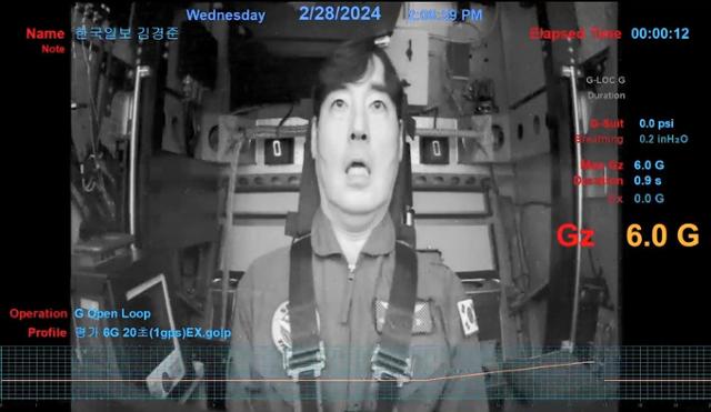 2월 28일 충북 청주 항공우주의료원에서 기자가 가속도내성강화훈련 중 중력의 6배(6G) 상태를 경험하고 있다. 공군 제공