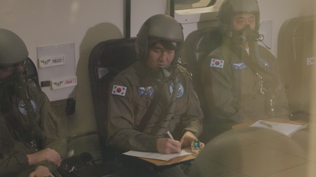 기자가 저압실 훈련 중 저산소증 체험을 위해 고도 2만5,000ft 환경에서 구구단을 적고 있다. 김광영 PD