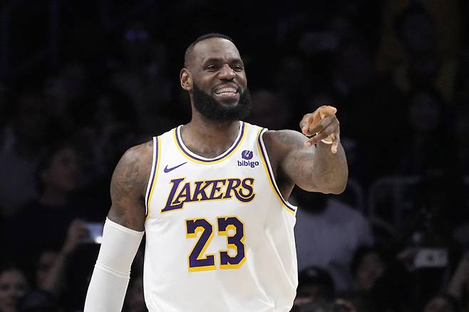 LA 레이커스 르브론 제임스가 NBA 역사상 최초로 4만 득점 고지에 올랐다. AP=연합뉴스