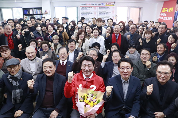 3일 강대식 예비후보 개소식에서 참석자들이 필승을 결의하고 있다. [사진=강대식 예비후보 사무실]