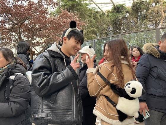 3일 오전 에버랜드 판다월드에서 푸바오를 보러 온 방민아씨가 푸바오 굿즈를 착용한 채 친구와 포즈를 취하고 있다. 장서윤 기자
