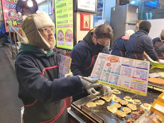 강원 속초관광수산시장(중앙시장)에서 일하는 K대 외국인 유학생들. 손성배 기자