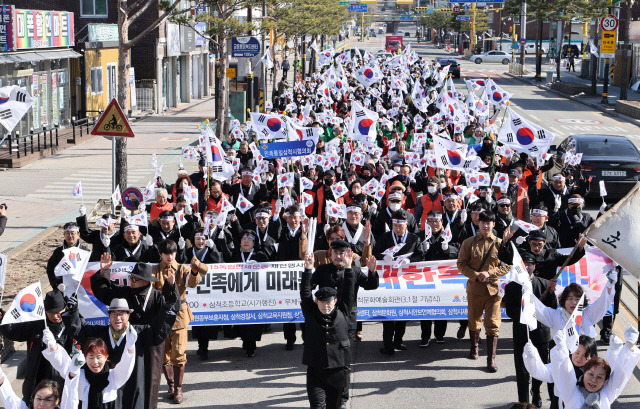 ▲ 일제 강점기 대표 독립만세운동인 ‘삼척보통학교 4·15 독립만세운동 재현행사’가 지난 1일 삼척초교와 시내, 삼척문화예술회관 등 시내 일원에서 펼쳐졌다.