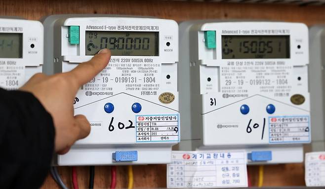 4·10 총선 이후 전기요금 인상에 무게가 실린다. 한전은 지난해 3분기부터 올해 1분기까지 3분기 연속 전기요금을 '동결'했지만 재무위기가 가중되는 상황 속 더 이상의 '요금 동결'은 어려울 것이란 전망이다. 19일 서울 시내 한 오피스텔 전기계량기. / 사진=뉴스1