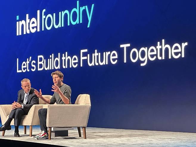 팻 겔싱어 인텔 CEO(왼쪽)와  샘 올트먼 오픈AI CEO가 지난달 21일(현지시간) 미국 새너제이 컨벤션센터에서 열린 ‘인텔 파운드리 서비스 2024’ 노변담화에서 인공지능(AI) 반도체 조달 방안에 대해 토론하고 있다. /AP연합뉴스