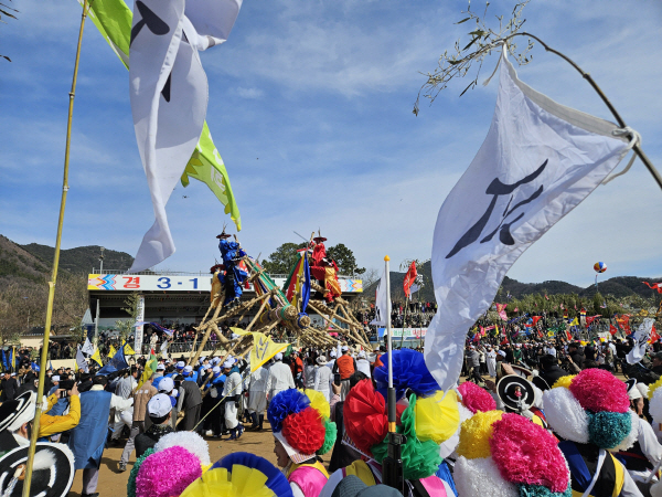 3월 1일 경남 창녕군 영산면 무형문화재 놀이마당에서 국가중요무형문화재 영산쇠머리대기가 펼쳐지고 있다. 조봉권 기자