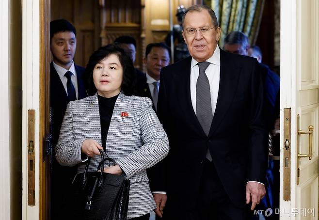 (모스크바 로이터=뉴스1) 우동명 기자 = 최선희 북한 외무상이 16일(현지시간) 모스크바를 방문해 세르게이 라브로프 러시아 외무장관과 회담에 도착을 하고 있다. 2024.1.17  ⓒ 로이터=뉴스1  Copyright (C) 뉴스1. All rights reserved. 무단 전재 및 재배포,  AI학습 이용 금지. /사진=(모스크바 로이터=뉴스1) 우동명 기자