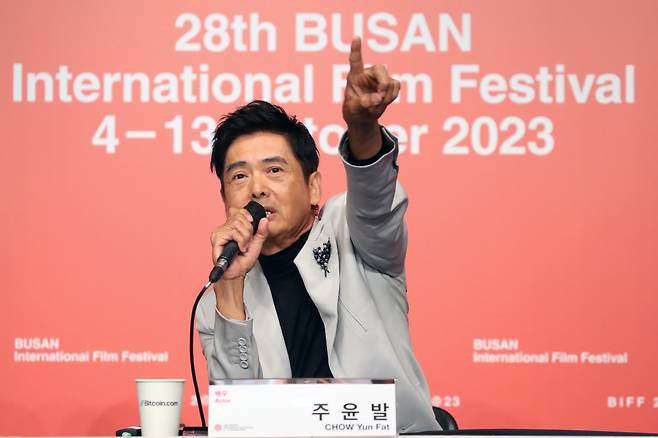 [부산=뉴시스] 박진희 기자 = 주윤발 배우가 5일 부산 해운대구 KNN 시어터에서 제28회 부산국제영화제 '올해의 아시아영화인상' 수상자 기자회견을 하고 있다. 2023.10.05.