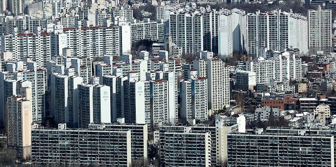 지난 1월 전국 아파트 3.3㎡당 평균 분양 가격은 전년 동월(1718만원) 대비 약 15.66%(269만원) 인상된 1987만원으로 집계됐다. 이 같은 분양가 고공행진에 청약자 부담도 계속 늘고 있는 것으로 조사됐다./사진=뉴스1