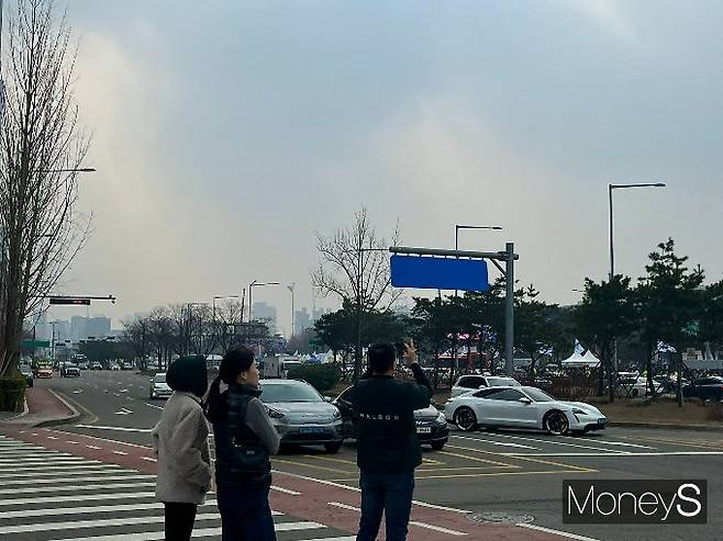 3일 서울 여의도에서 열린 '전국의사 총궐기대회'를 시민들이 바라보고 있다. /사진=박재이 기자