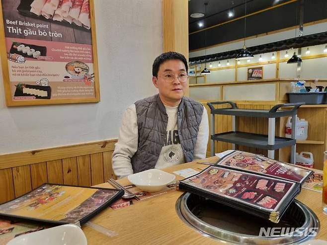 [하노이=뉴시스]임하은 기자 = 베트남 하노이 롯데몰 서호점에 위치한 한식 고기전문점 이차돌에서 장대성 하노이점 대표가 취재진의 질문에 답변하고 있다. 2024.02.28. rainy71@newsis.com