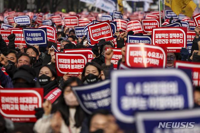 [서울=뉴시스] 정병혁 기자 = 3일 서울 영등포구 여의대로 일대에서 의대정원 증원 및 필수의료 패키지 저지를 위한 전국의사 총궐기대회가 열리고 있다. 2024.03.03. jhope@newsis.com