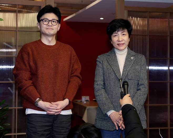한동훈 국민의힘 비상대책위원장과 더불어민주당을 탈당한 국회부의장 김영주 의원이 지난 1일 오후 서울 종로구 모처에서 회동을 마친 후 취재진과의 인터뷰를 하고 있다. 뉴시스